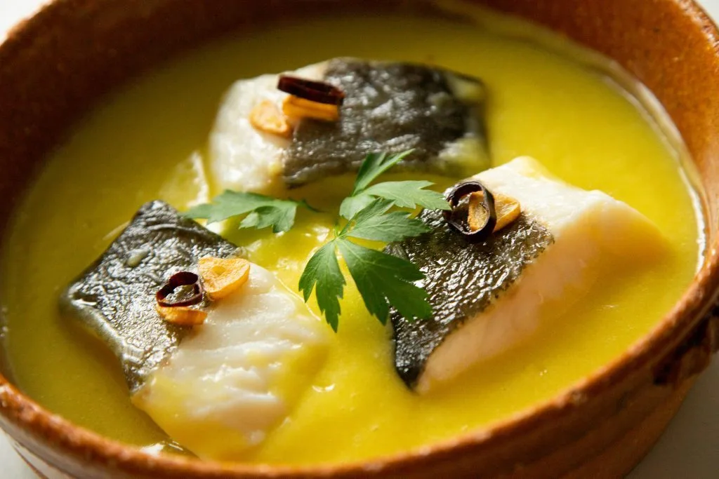 Bacalao al pil pil tapa tradicional del norte de España. Pescado de coco cocinado con una deliciosa salsa hecha con aceite, bacalao y ajo.